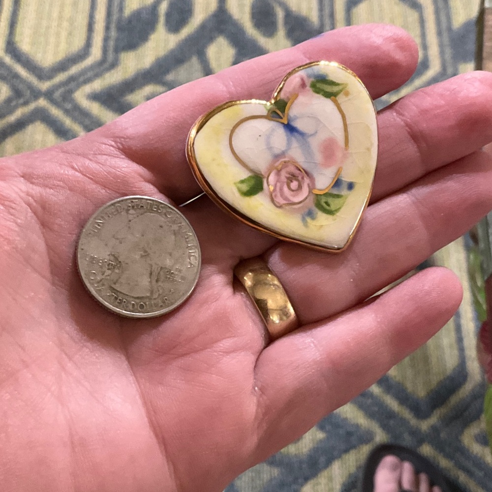 Heart Shaped Vintage Ceramic Brooch - Picture 3 of 5